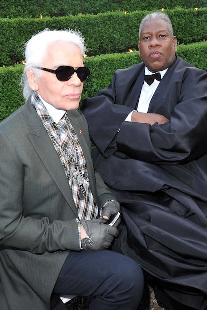 El anfitrión Karl Lagerfeld con su amigo Andre Leon Talley. 