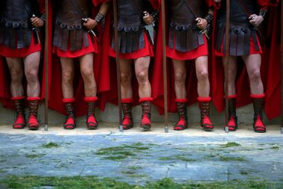 Hombres vestidos de centuriones romanos durante la representación del Via Crucis de Viernes Santo, en la localidad vasca de Balmaseda.