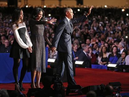 Barack Obam junto con su mujer Michelle y su hija Malia saludan al público en el palacio de convenciones.