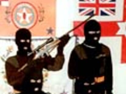 Miembros del grupo terrorista protestante Voluntarios de Orange, ante la prensa