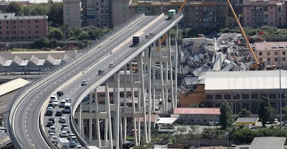 El puente Morandi de G&eacute;nova, d&iacute;as despu&eacute;s de su colapso, el jueves pasado.