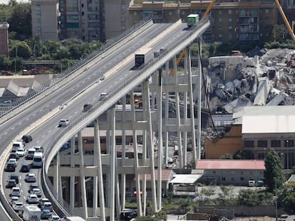 El puente Morandi de G&eacute;nova, d&iacute;as despu&eacute;s de su colapso, el jueves pasado.