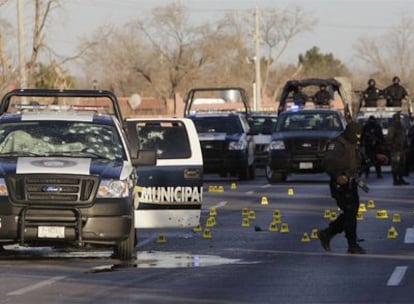 Un soldado mexicano camina sobre la escena del crimen en Ciudad Juárez.