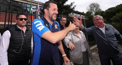 El ministro de Interior y viceprimer ministro de Italia, Matteo Salvini, al salir de votar este domingo. 