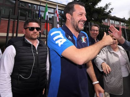 El ministro de Interior y viceprimer ministro de Italia, Matteo Salvini, al salir de votar este domingo. 
