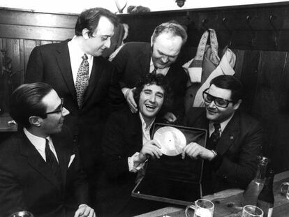 Waldo de los Ríos (derecha) sostiene junto a Miguel Ríos el disco de oro logrado por las ventas internacionales del 'Himno a la alegría', en una imagen tomada en Viena.