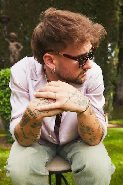 The singer Dani Fernández with MÓ Jacinto Sun sunglasses.