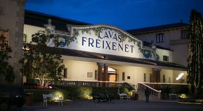 Fachada de las bodegas ferixenet en Sant Sadurní d'Anoia.