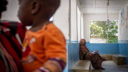 Una mujer espera su turno para recibir anticonceptivos en Zanzíbar.