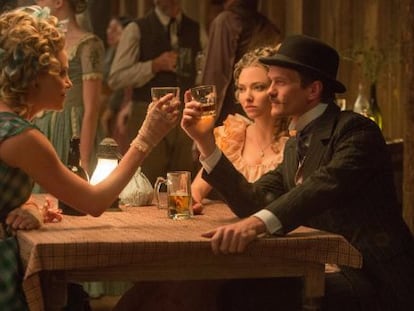 Los actores Charlize Theron, Neil Patrick Harris, Amanda Seyfried en un fotograma de la película 'Mil maneras de morder el polvo'.