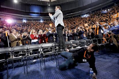 Albert Rivera saluda al público en un mitin en el espacio Vistalegre de Madrid en la campaña de las elecciones legislativas del 20-D, el 2 de diciembre de 2015.