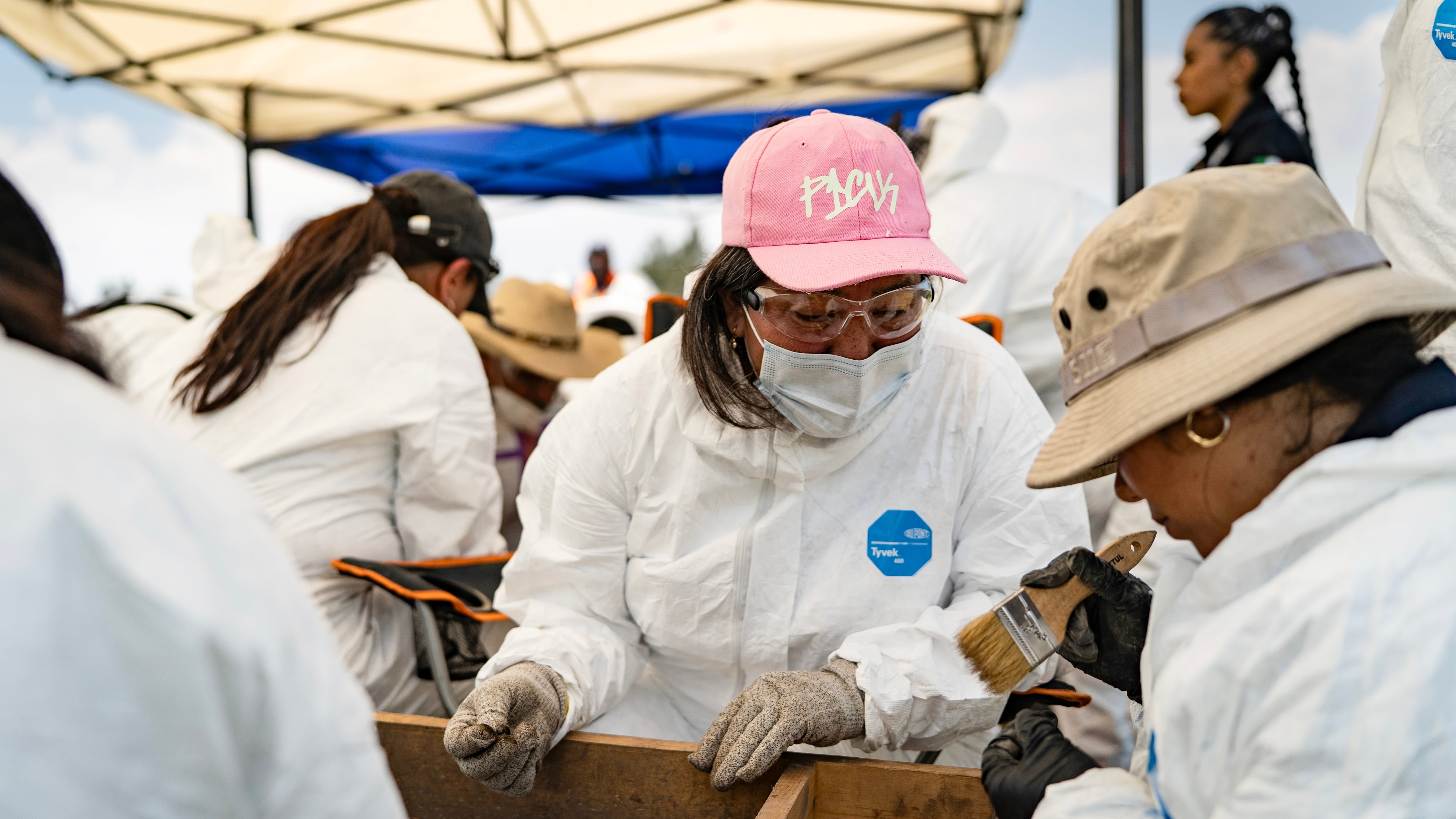 Carolina Espinoza Cano participa en labores de identificación de restos humanos, en Ciudad de México, el 23 de abril. 