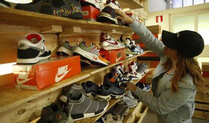 Reyes Yllera, coleccionista y organizadora de Dashape, rodeada de zapatillas en la estaci&oacute;n de Chamart&iacute;n.