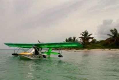 Hidroavión en la playa de la Chiva.