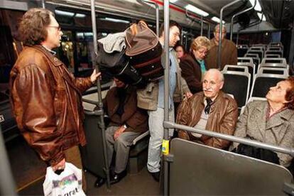 Unos vecinos, en el autobús municipal que les iba a llevar al hotel.