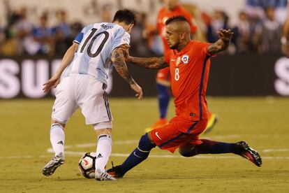 Messi, ante Arturo Vidal.