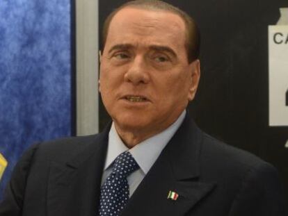 El expresidente del Gobierno italiano, Silvio Berlusconi, vota ayer en Mil&aacute;n. 