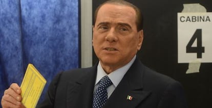 El expresidente del Gobierno italiano, Silvio Berlusconi, vota ayer en Mil&aacute;n. 