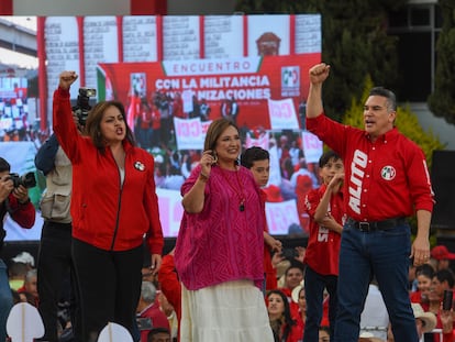 Xóchitl Gálvez, candidata de la coalición opositora, con Alejandro Moreno y Ana Lilia Herrera, líderes priístas, este domingo en Toluca.