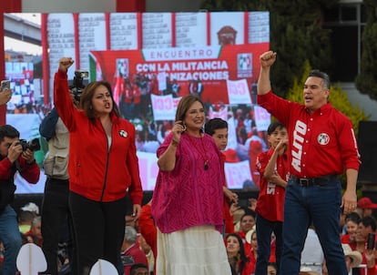 Xóchitl Gálvez, candidata de la coalición opositora, con Alejandro Moreno y Ana Lilia Herrera, líderes priístas, este domingo en Toluca.