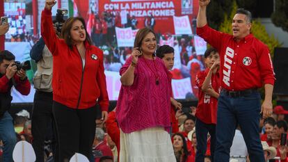 Xóchitl Gálvez, candidata de la coalición opositora, con Alejandro Moreno y Ana Lilia Herrera, líderes priístas, este domingo en Toluca.