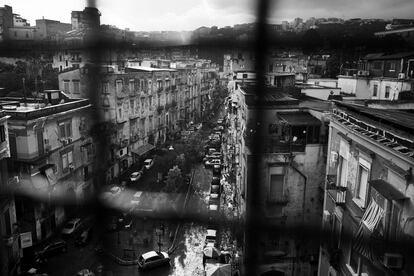 Vista panorâmica da ponte de Sanità, um dos bairros que sofrem a violência das gangues no coração de Nápoles.