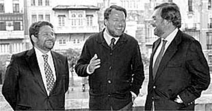 Juan Manuel López Benjumea, Alfredo Sánchez Monteseirín e Isidoro Beneroso, ayer, antes de la reunión en el Ayuntamiento de Sevilla.