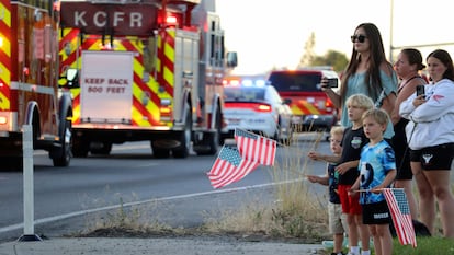 Habitantes del condado de Kootenai saludan a una caravana de bomberos tras el asesinato de dos elementos en un tiroteo, el 29 de junio en Idaho, Estados Unidos.