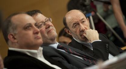 Alfredo P&eacute;rez Rubalcaba, Ximo Puig y Joan Calabuig, este s&aacute;bado en Valencia en la jornada del PSOE sobre empleo.
 