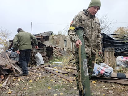 El soldado Dmitro Shevchenko mostraba un sistema antitanque portátil capturado a los rusos en el frente de Jersón