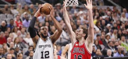 Pau Gasol, en un partido de la temporada pasada ante su nuevo equipo, los San Antonio Spurs.