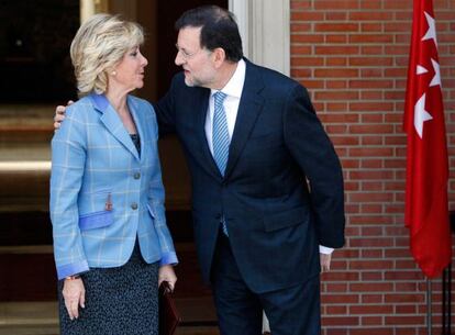 Rajoy recibe a Aguirre en el Palacio de La Moncloa, el pasado 10 de abril.