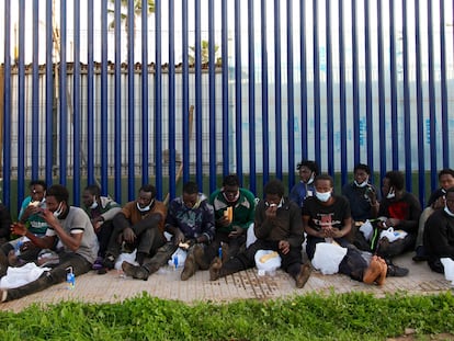 Un grupo de migrantes subsaharianos que logró saltar la valla fronteriza de Melilla, en el CETI de la ciudad, en enero de 2021.