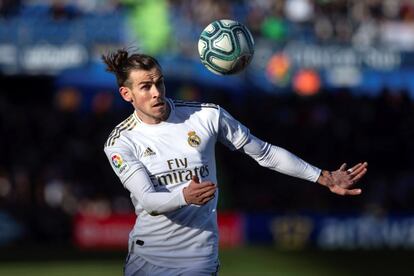 El jugador galés del Real Madrid, Gareth Bale, controla el balón durante el partido ante el Getafe.