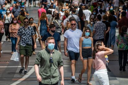 Algunas paseando por el centro de Madrid con mascarilla en junio de 2021.