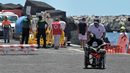 Uno de los 108 inmigrantes rescatados por Salvamento Marítimo en aguas cercanas a El Hierro (Canarias).
