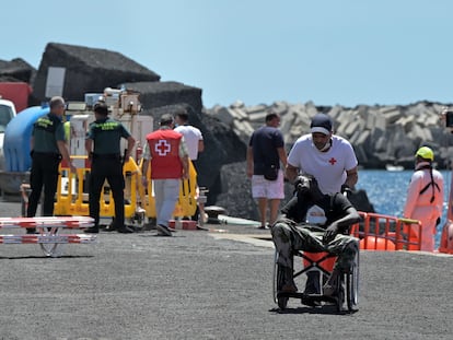 Uno de los 108 inmigrantes rescatados por Salvamento Marítimo en aguas cercanas a El Hierro (Canarias).