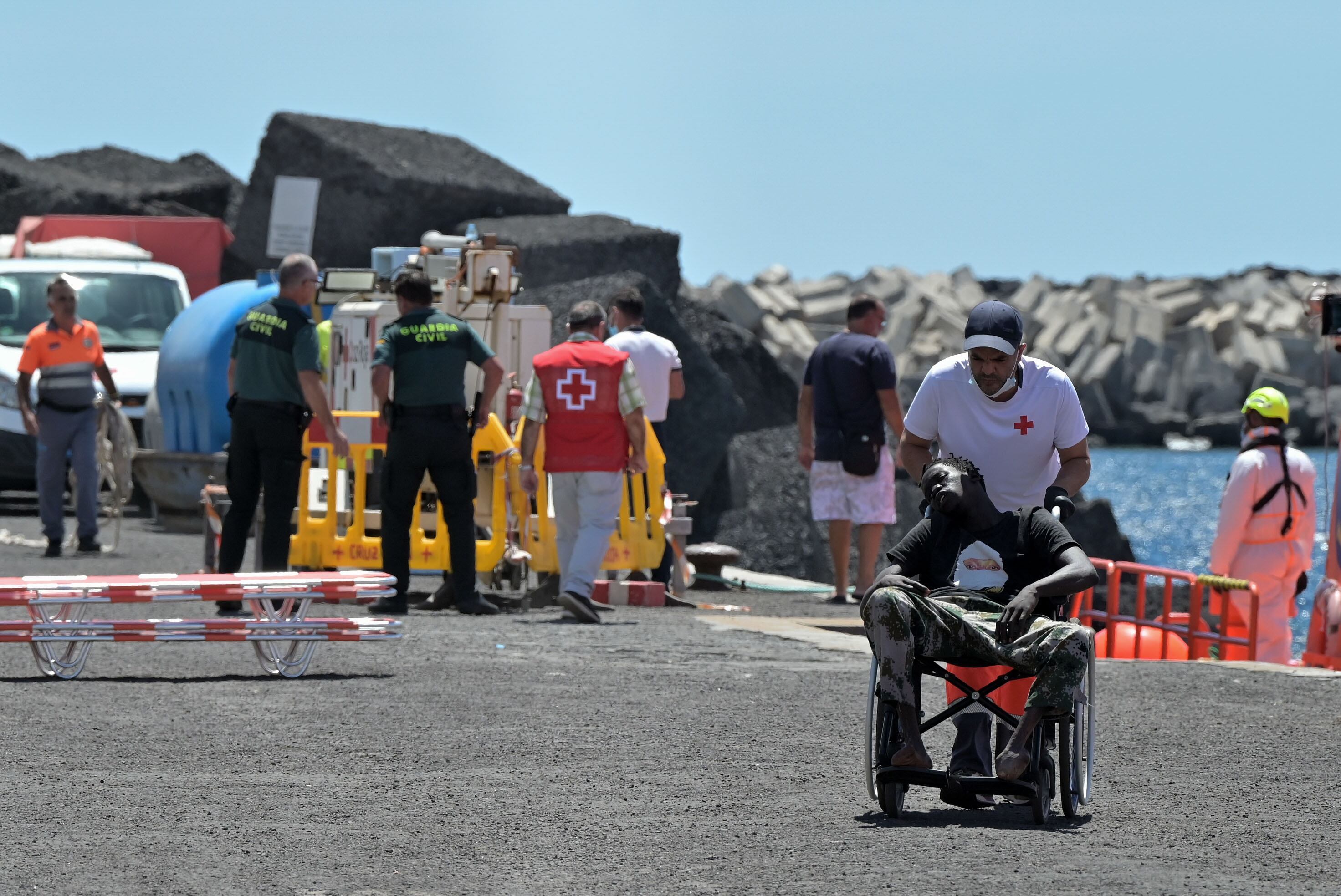 EL PINAR (EL HIERRO), 06/06/2024.- Uno de los 108 inmigrantes rescatados este jueves por la embarcación de Salvamento Marítimo, Salvamar Adhara, en aguas cercanas a El Hierro, y trasladados al puerto de La Restinga, en el municipio de El Pinar, en la isla de El Hierro, es atendido por los equipos de emergencia. EFE/Gelmert Finol