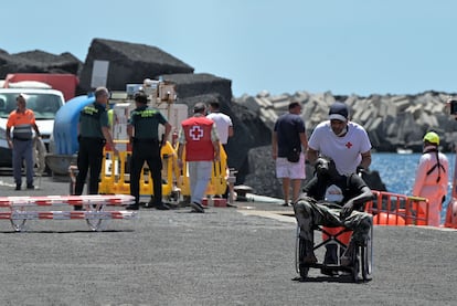 EL PINAR (EL HIERRO), 06/06/2024.- Uno de los 108 inmigrantes rescatados este jueves por la embarcación de Salvamento Marítimo, Salvamar Adhara, en aguas cercanas a El Hierro, y trasladados al puerto de La Restinga, en el municipio de El Pinar, en la isla de El Hierro, es atendido por los equipos de emergencia. EFE/Gelmert Finol
