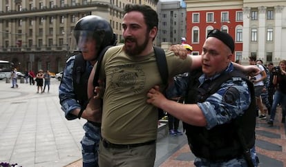 La polic&iacute;a arresta a Enteo, l&iacute;der de Voluntad de Dios, en la marcha del orgullo gay en mayo.