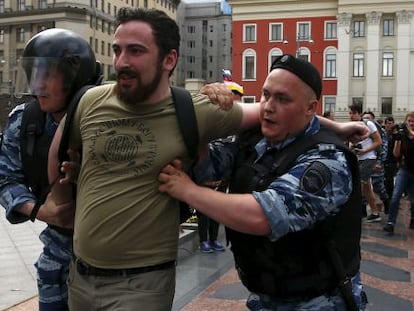 La polic&iacute;a arresta a Enteo, l&iacute;der de Voluntad de Dios, en la marcha del orgullo gay en mayo.