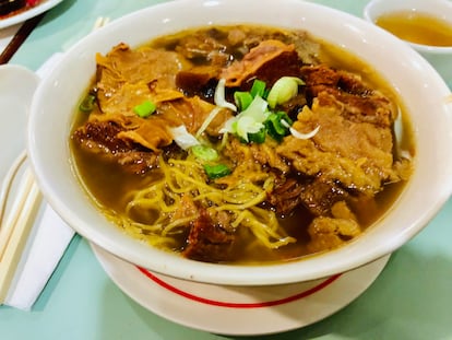 Plato clásico vietnamita 'pho' (famosa sopa hecha con caldo, especias y ternera finamente cortada) en el mercado Pho Mile, en Londres (Inglaterra).