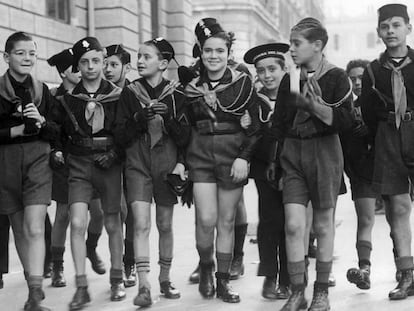 Un grupo de Balilla, niños adscritos al Movimiento Nacional Fascista, en las calles de Roma.