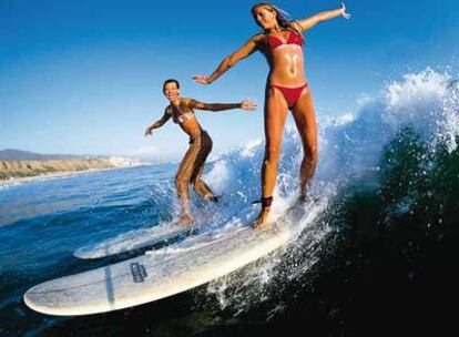 Las surfistas Missy Gibson y Cristiana Pires.