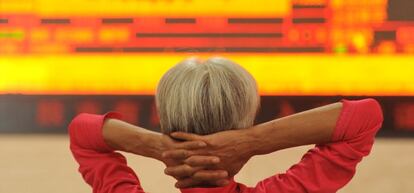 ¿Esperando a que acabe el bloque de anuncios? Un inversor observa un panel de cotizaciones en Fuyang, en la provincia de Anhui.