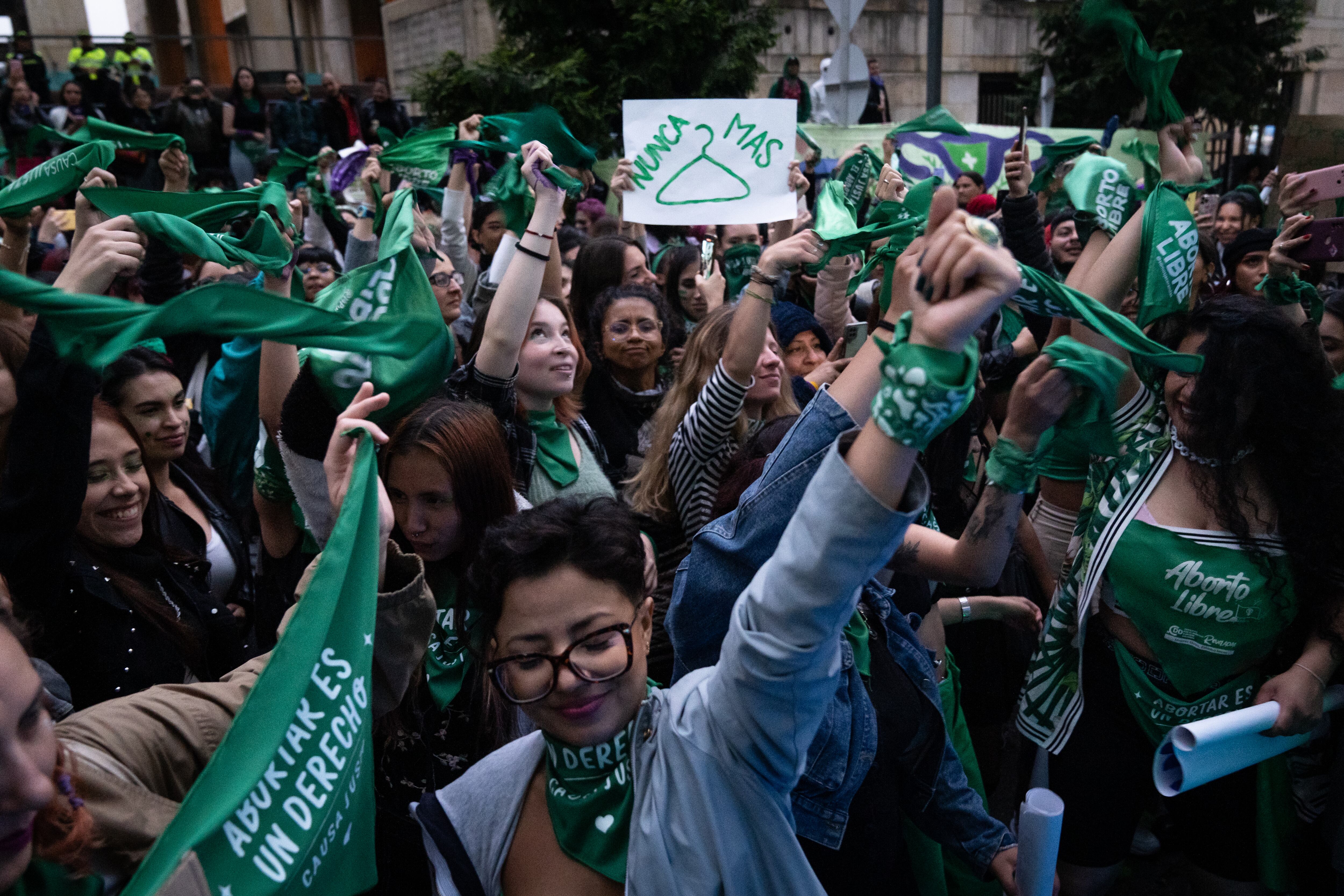 Mujeres celebran aniversario de la despenalización del aborto frente de la Corte Suprema de Justicia en Bogotá, en febrero de 2023.