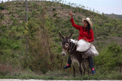 Una mujer a lomos de un burro en la comunidad de Santa María Ostula, en Michoacán, en julio de 2016.