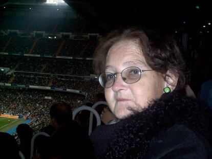 La madre de Rocío García en la noche en la que asistieron por primera vez juntas a un partido del Real Madrid, en 2005.