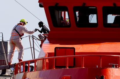 El buque de Salvamento marítimo Guardamar Caliope a su llegada al puerto de La Estaca, donde desembarca a más de 60 personas migrantes en la isla de El Hierro, el 1 de octubre. 