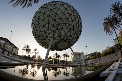 Estado actual de la esfera bioclimática, o más conocida como 'Bola de la Expo', situada en la calle Marie Curie, en la Isla de la Cartuja. Es el icono más reconocible de la Exposición Universal de Sevilla de 1992.

